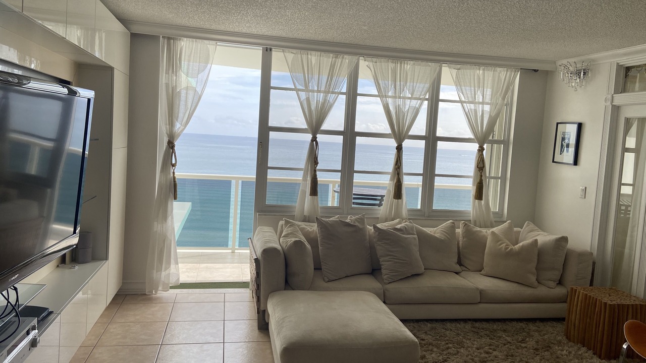 Photo of Livingroom in Hollywood South Central Beach