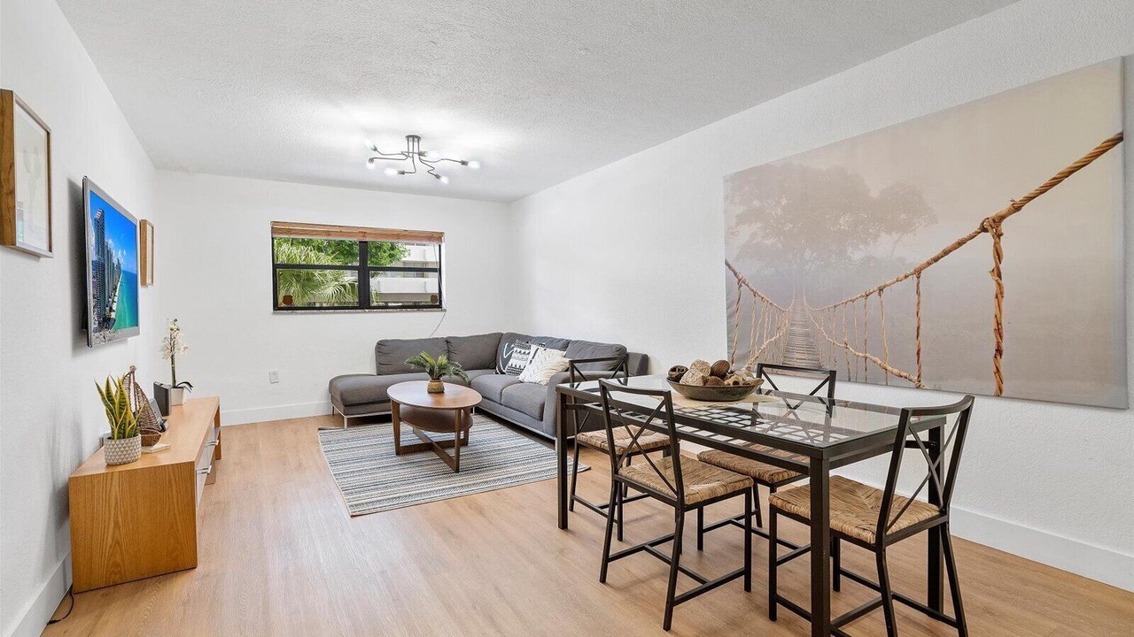 Photo of Livingroom in Eastern Shores
