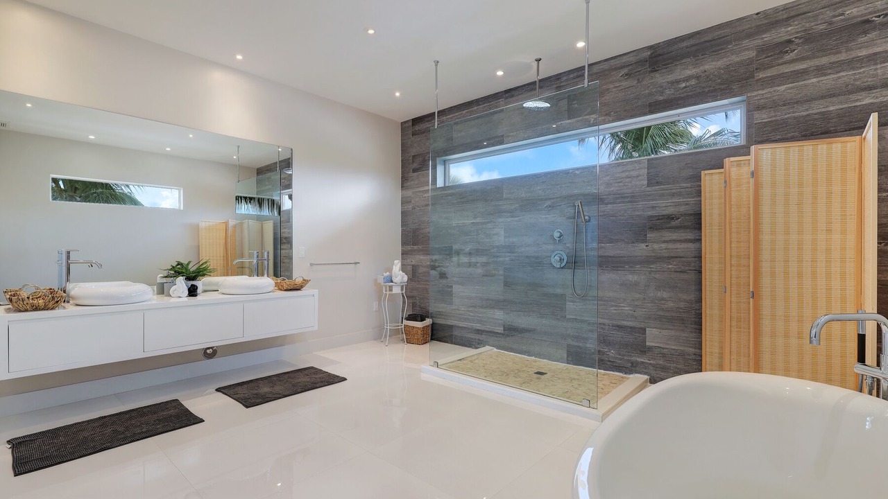 Photo of Bathroom in Hollywood Lakes
