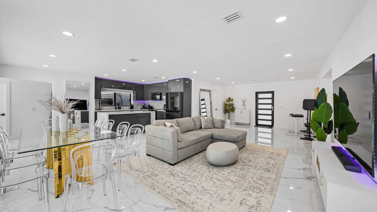 Photo of Livingroom in Golden Glades