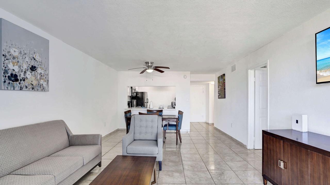 Photo of Livingroom in Golden Glades