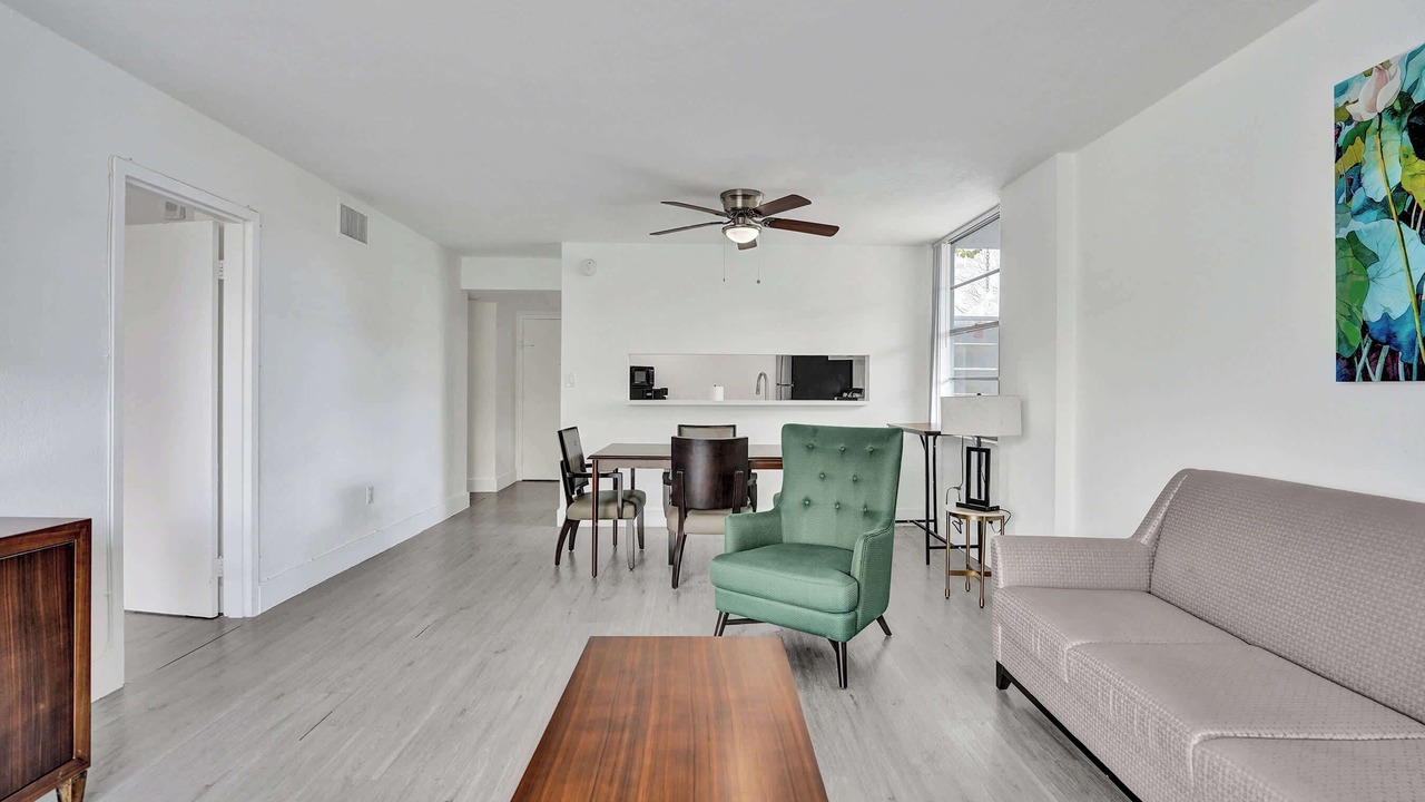 Photo of Livingroom in Golden Glades