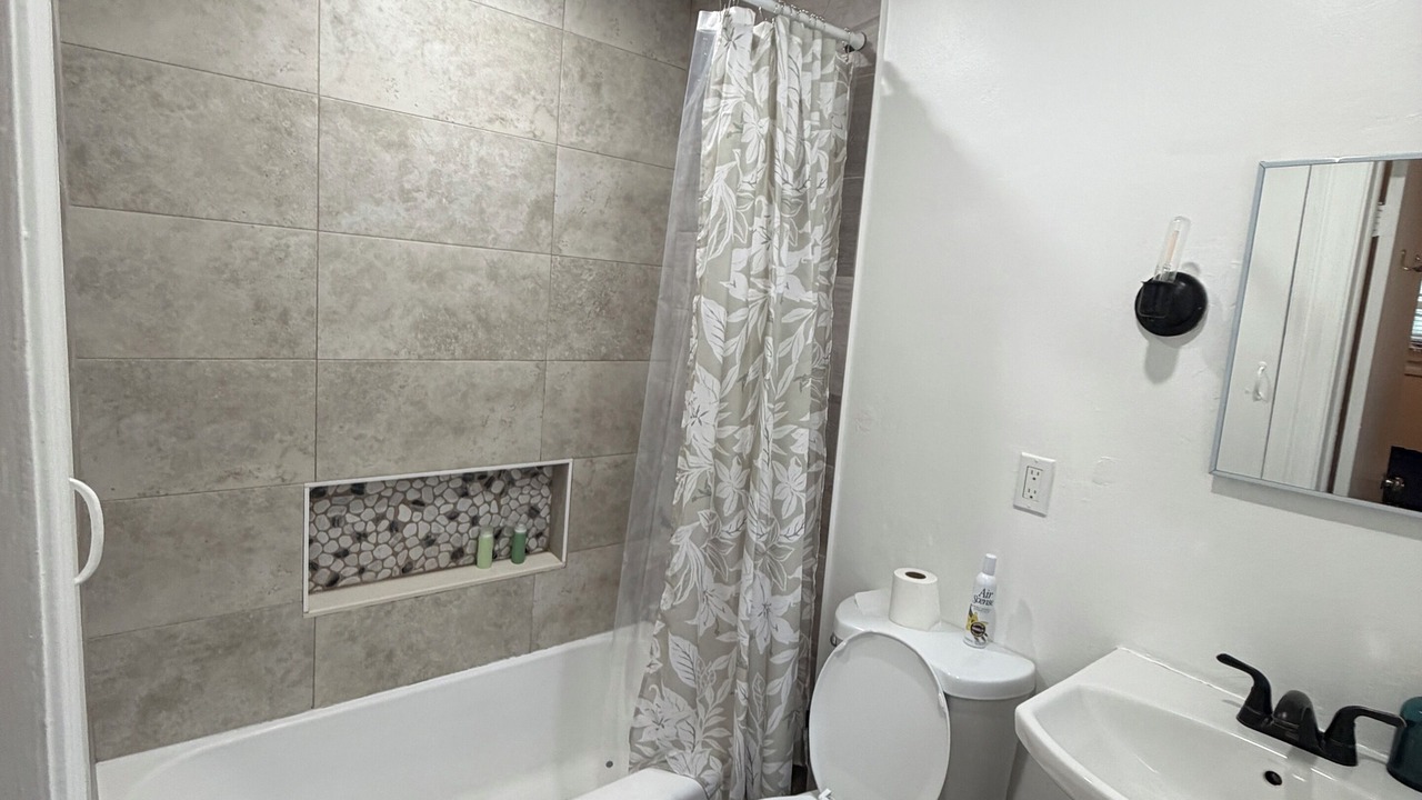 Photo of Bathroom in Central Oakland Park