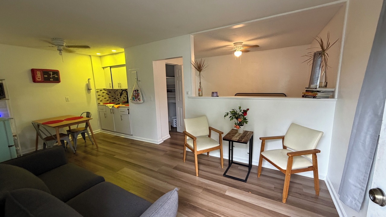 Photo of Livingroom in Central Oakland Park
