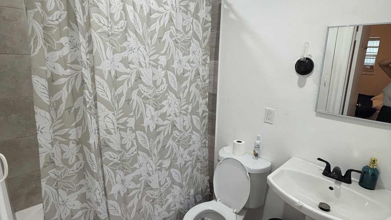 Photo of Bathroom in Central Oakland Park