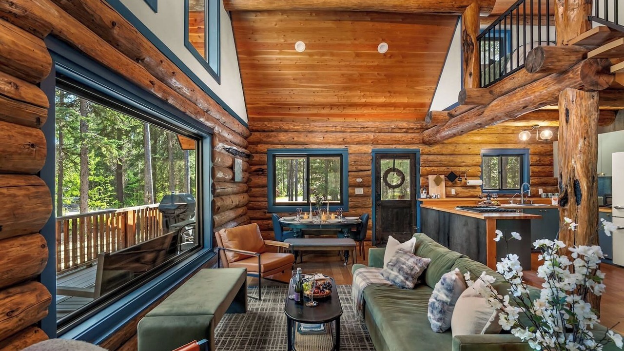 Photo of Livingroom in West Glacier