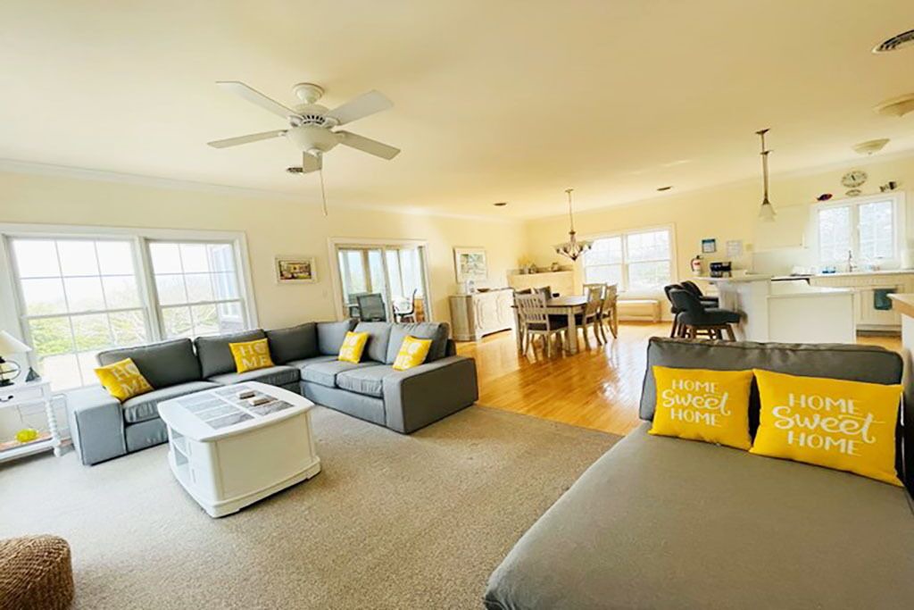 Photo of Livingroom in Town Bank