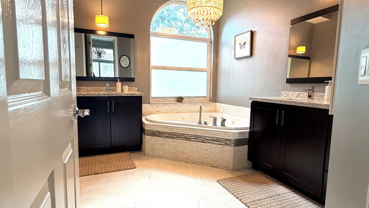 Photo of Bathroom in Parkland