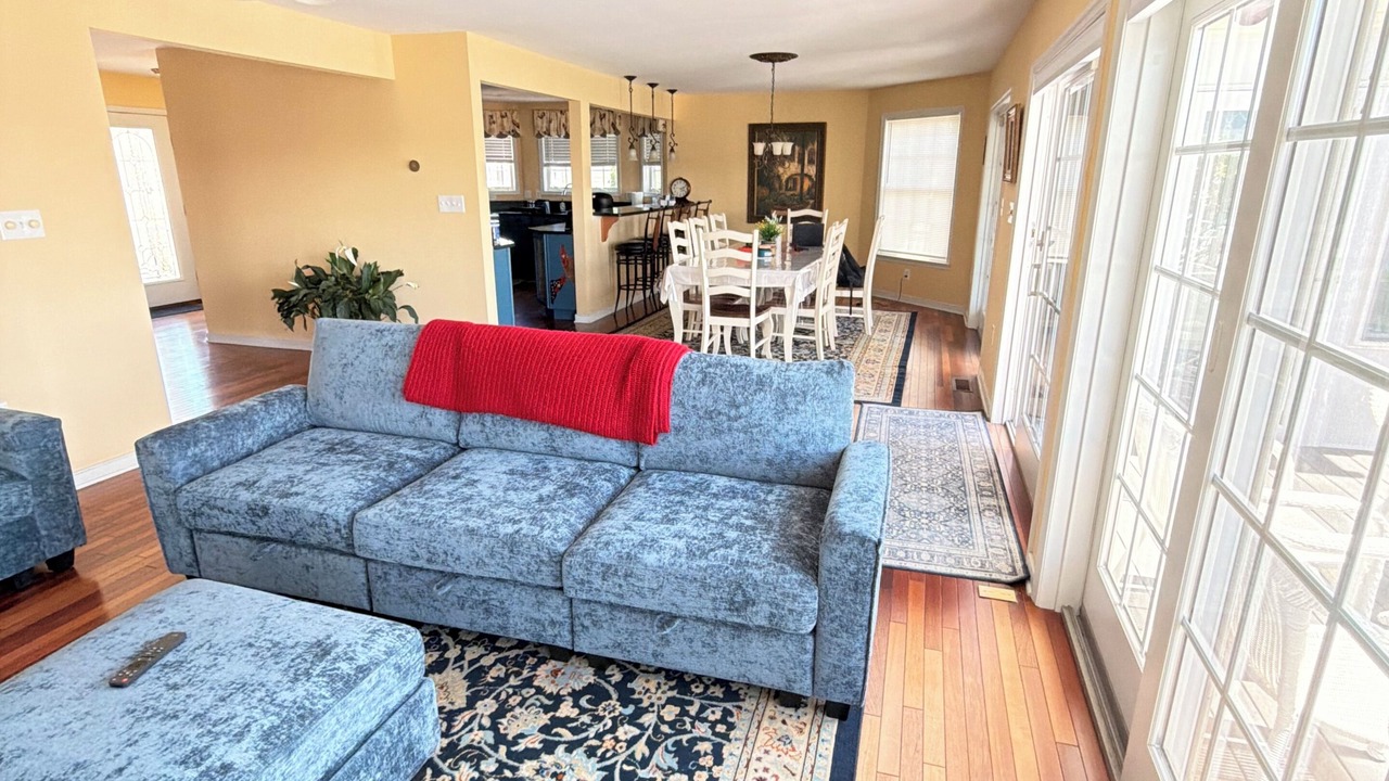 Photo of Livingroom in Osborn Island