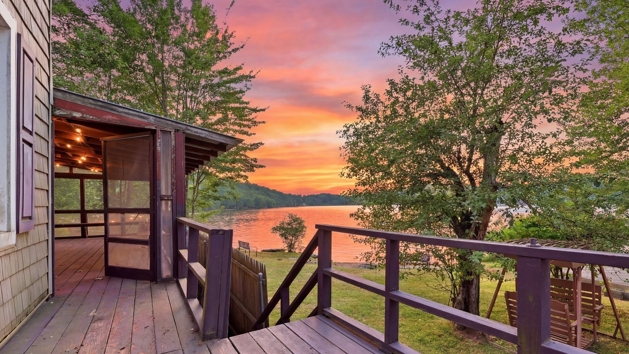 Photo of Patio Balcony in Swan Lake
