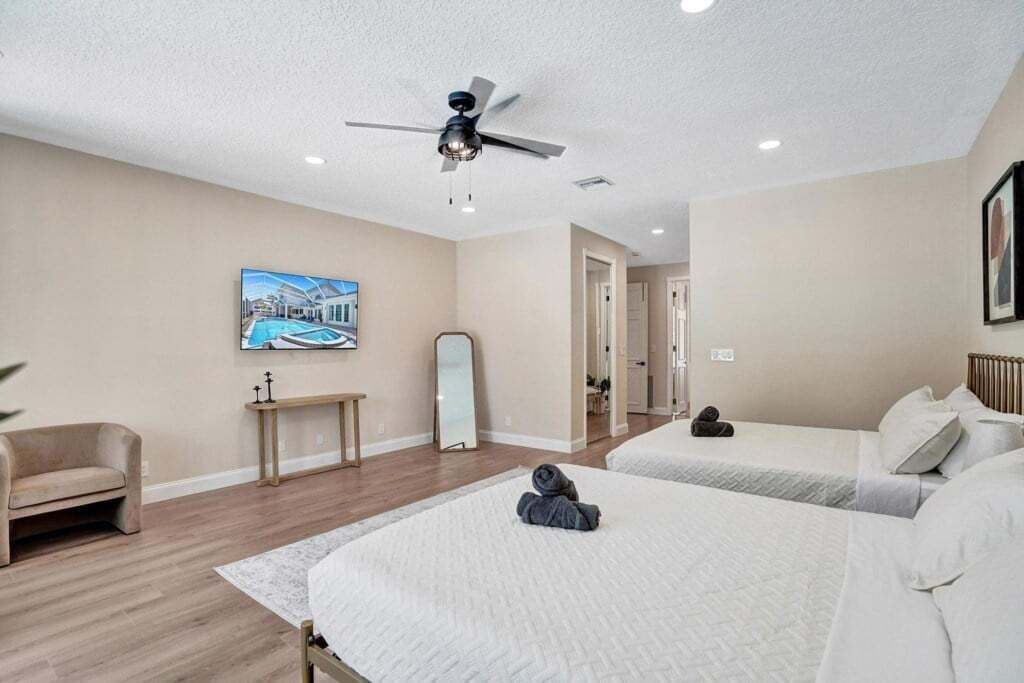 Photo of Others in Hollywood Lakes