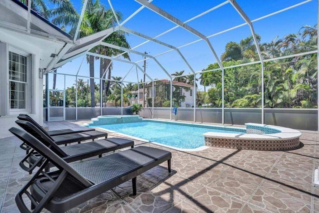 Photo of Others in Hollywood Lakes