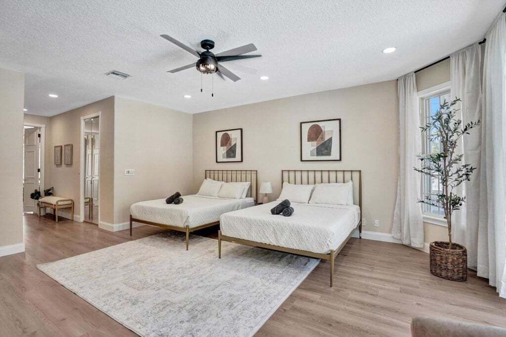 Photo of Others in Hollywood Lakes