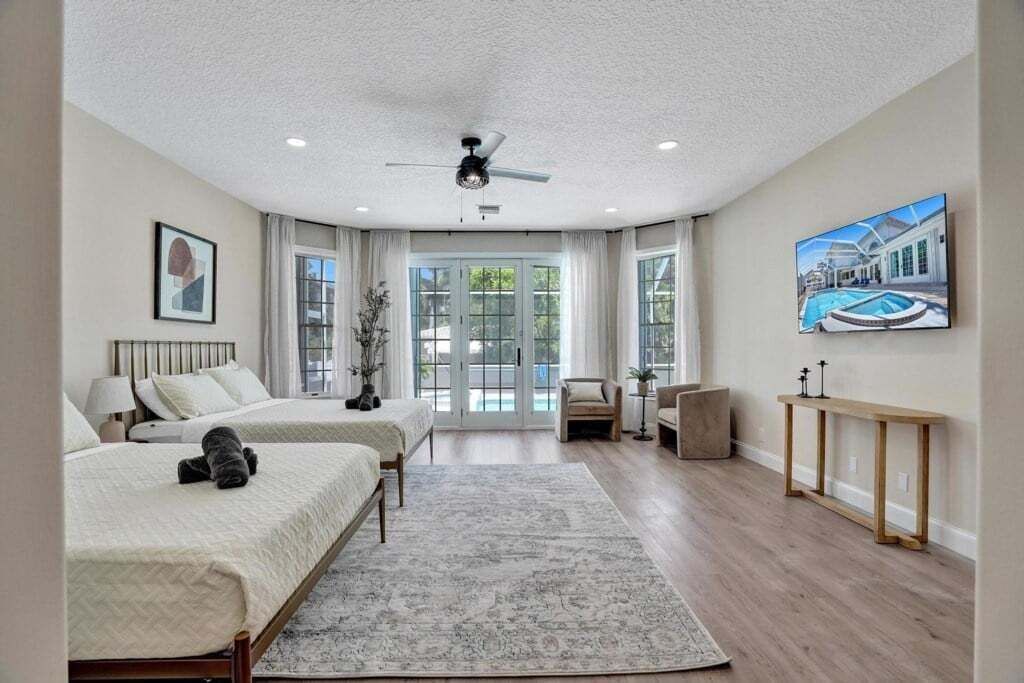 Photo of Others in Hollywood Lakes