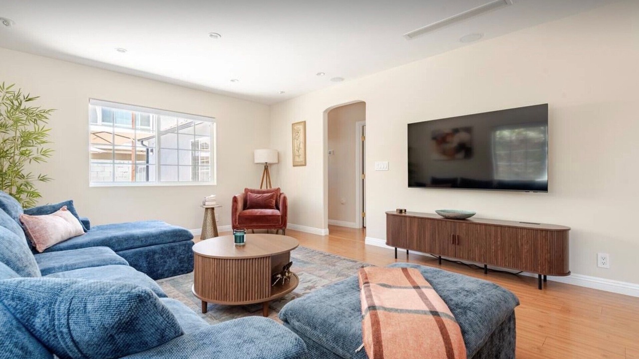 Photo of Livingroom in Valley Glen