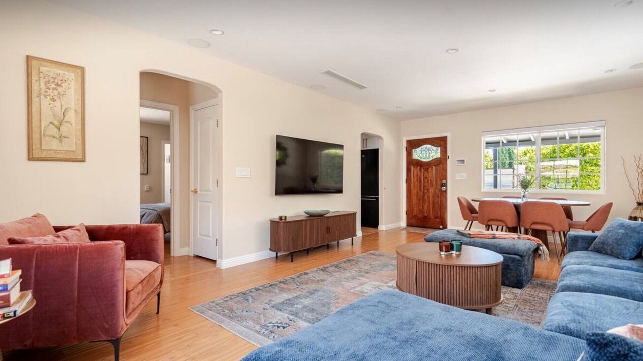 Photo of Livingroom in Valley Glen