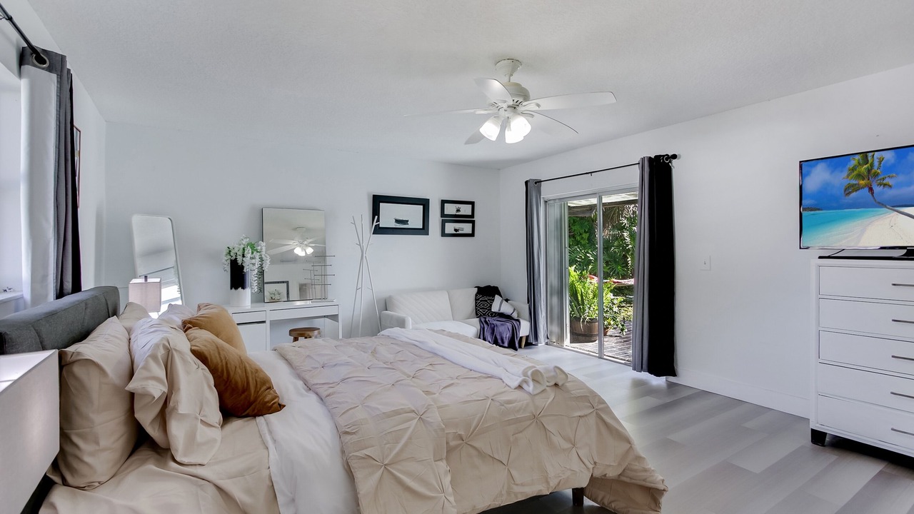Photo of Bedroom in Lauderhill