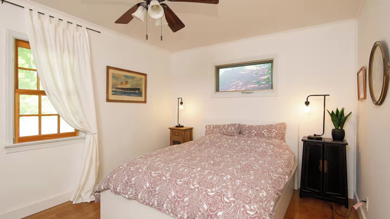 Photo of Bedroom in Lake Hill