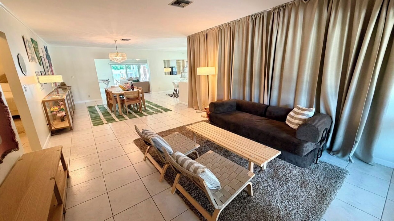 Photo of Livingroom in Hollywood Lakes