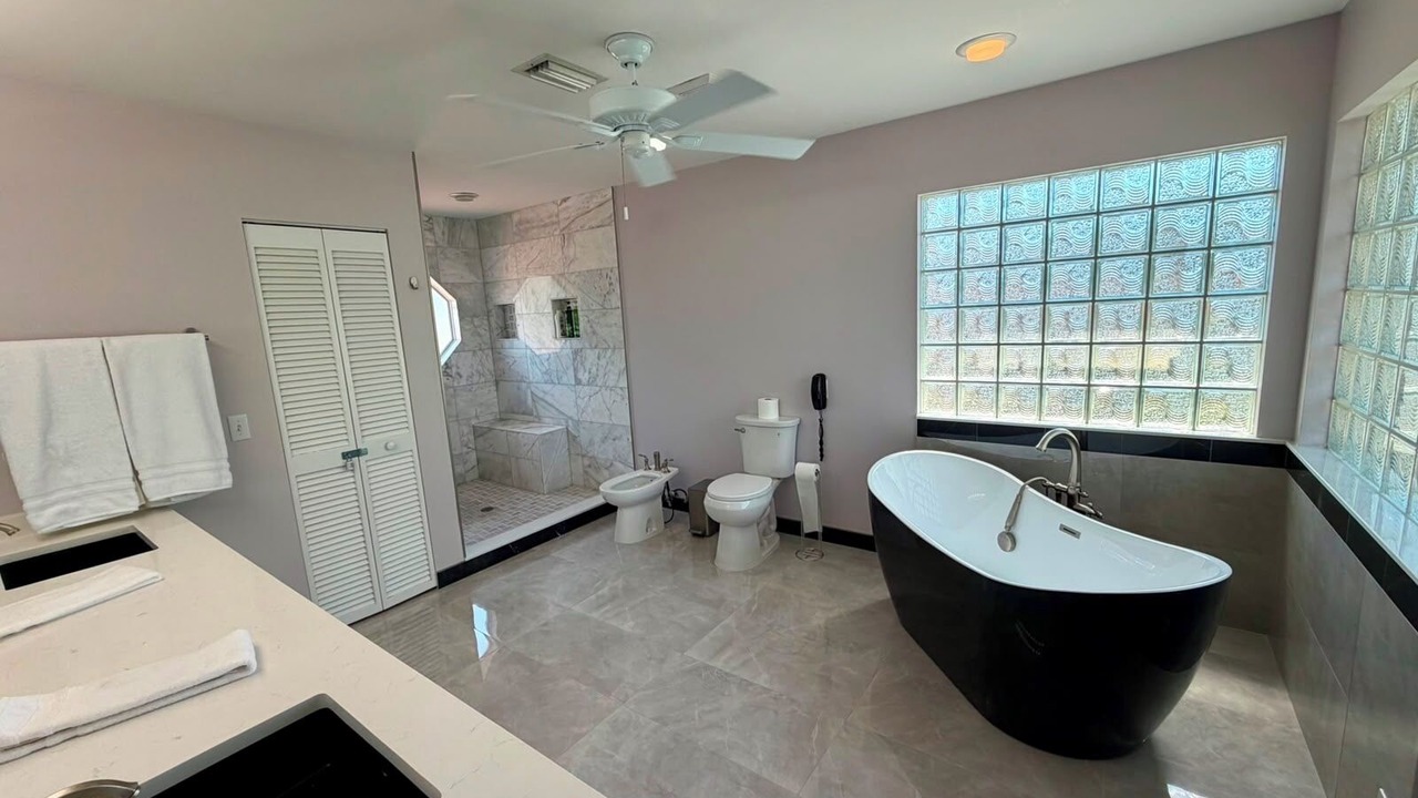 Photo of Bathroom in Hollywood Lakes