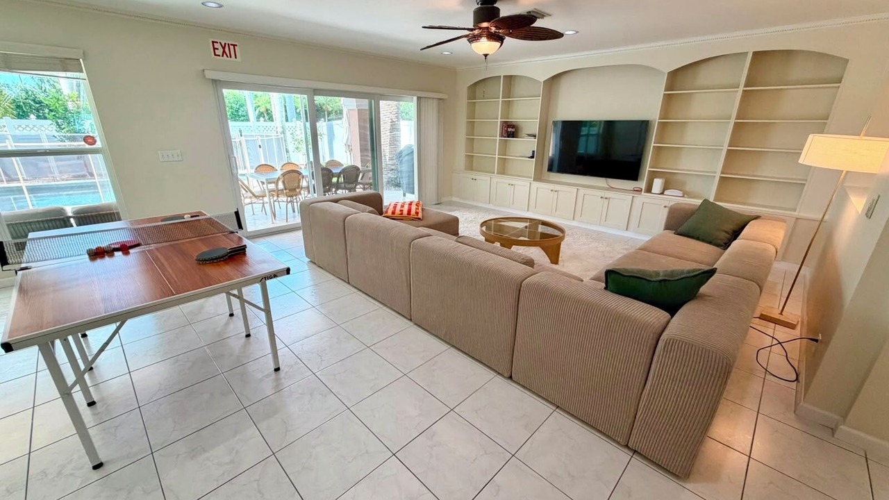 Photo of Livingroom in Hollywood Lakes