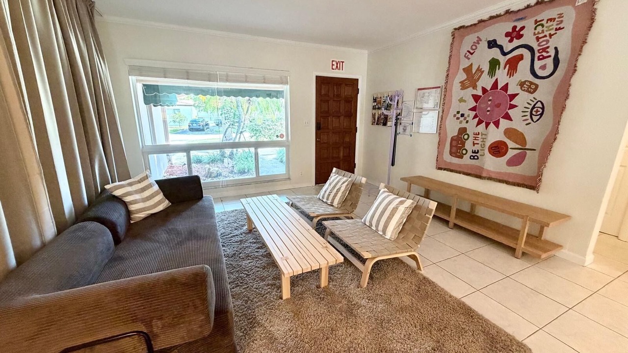 Photo of Livingroom in Hollywood Lakes