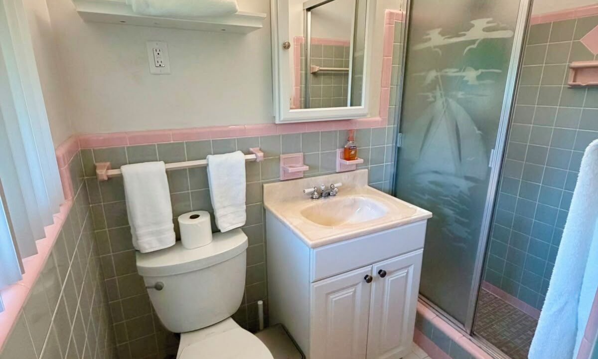 Photo of Bathroom in Hollywood Lakes