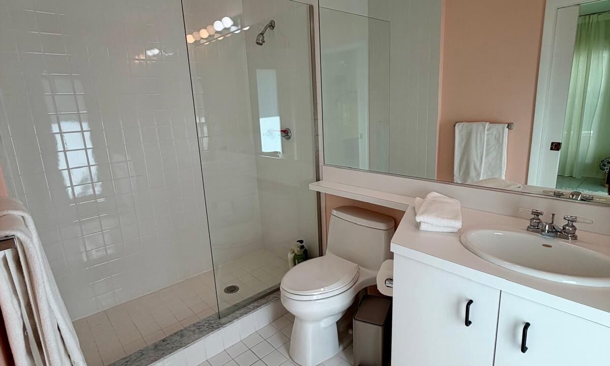 Photo of Bathroom in Hollywood Lakes