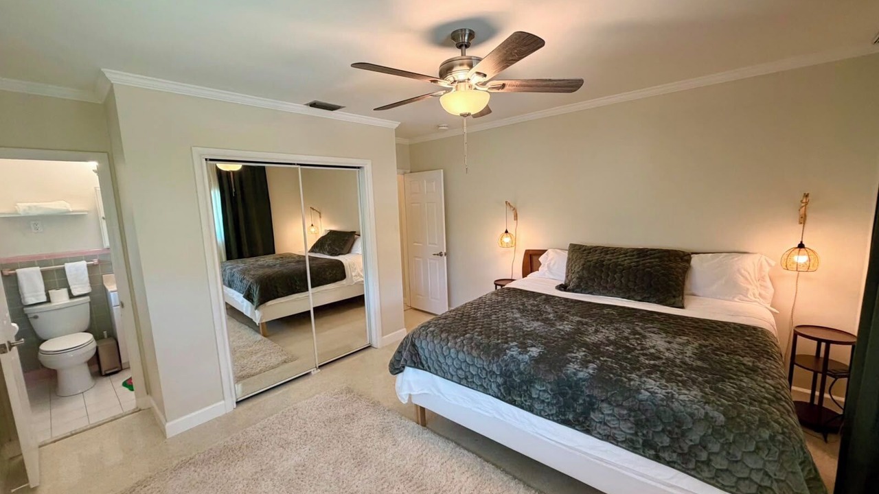 Photo of Bedroom in Hollywood Lakes