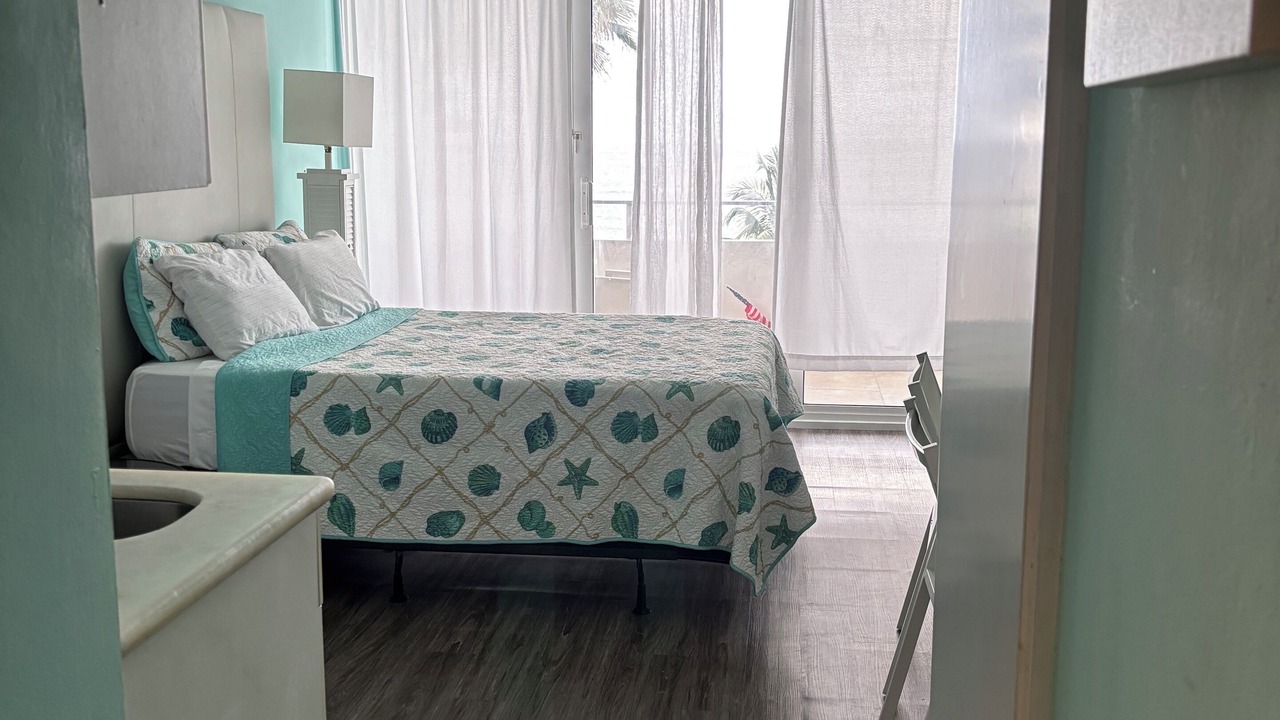 Photo of Bedroom in Bermuda Riviera