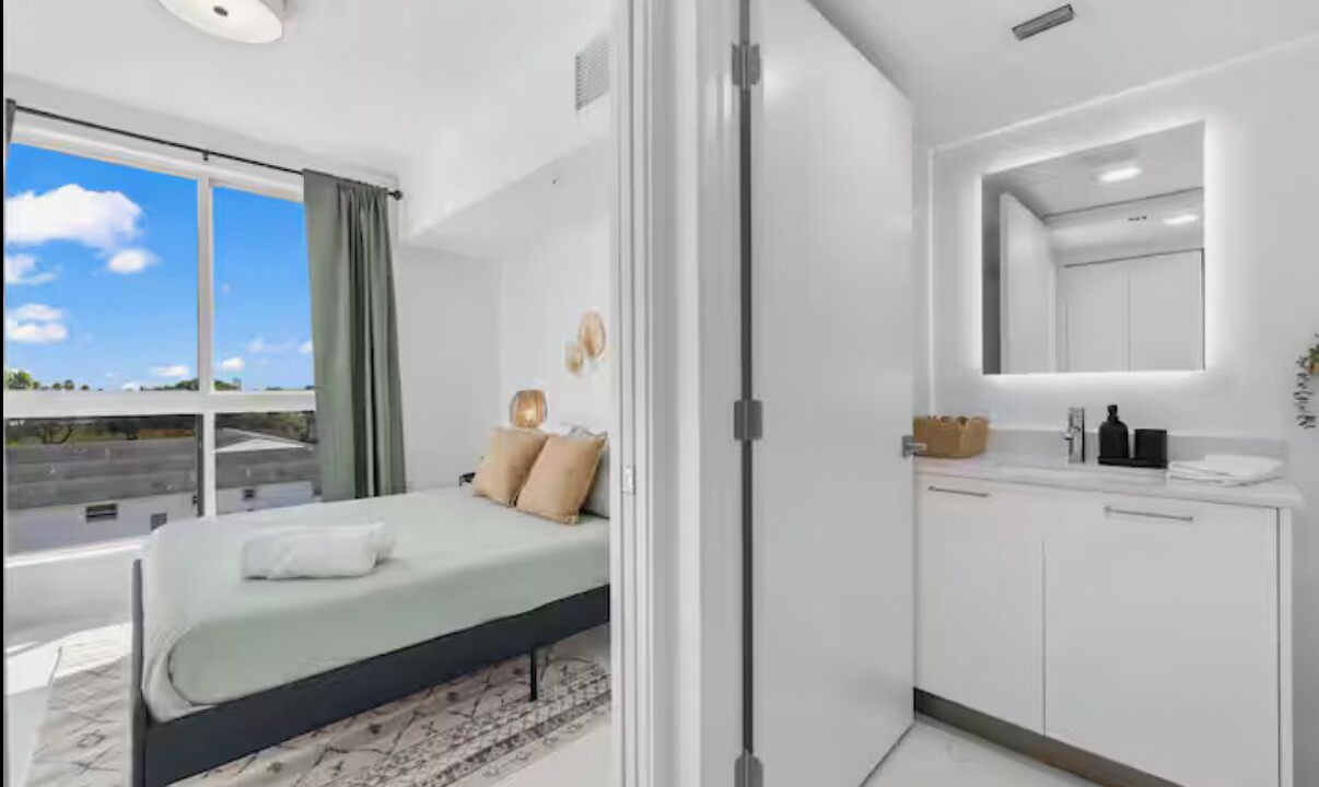 Photo of Bedroom in Downtown Hollywood