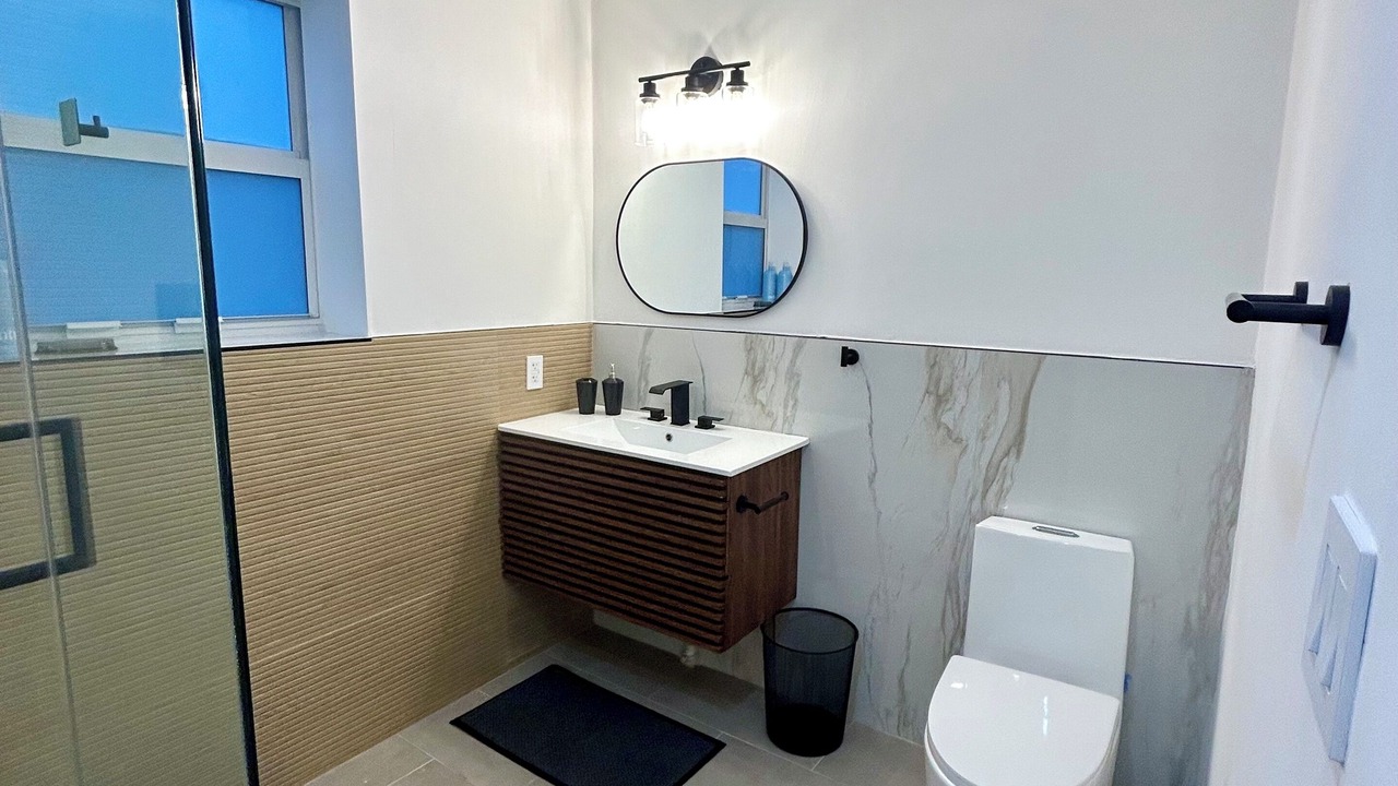Photo of Bathroom in Hollywood Lakes