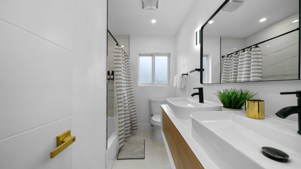 Photo of Bathroom in Golden Glades