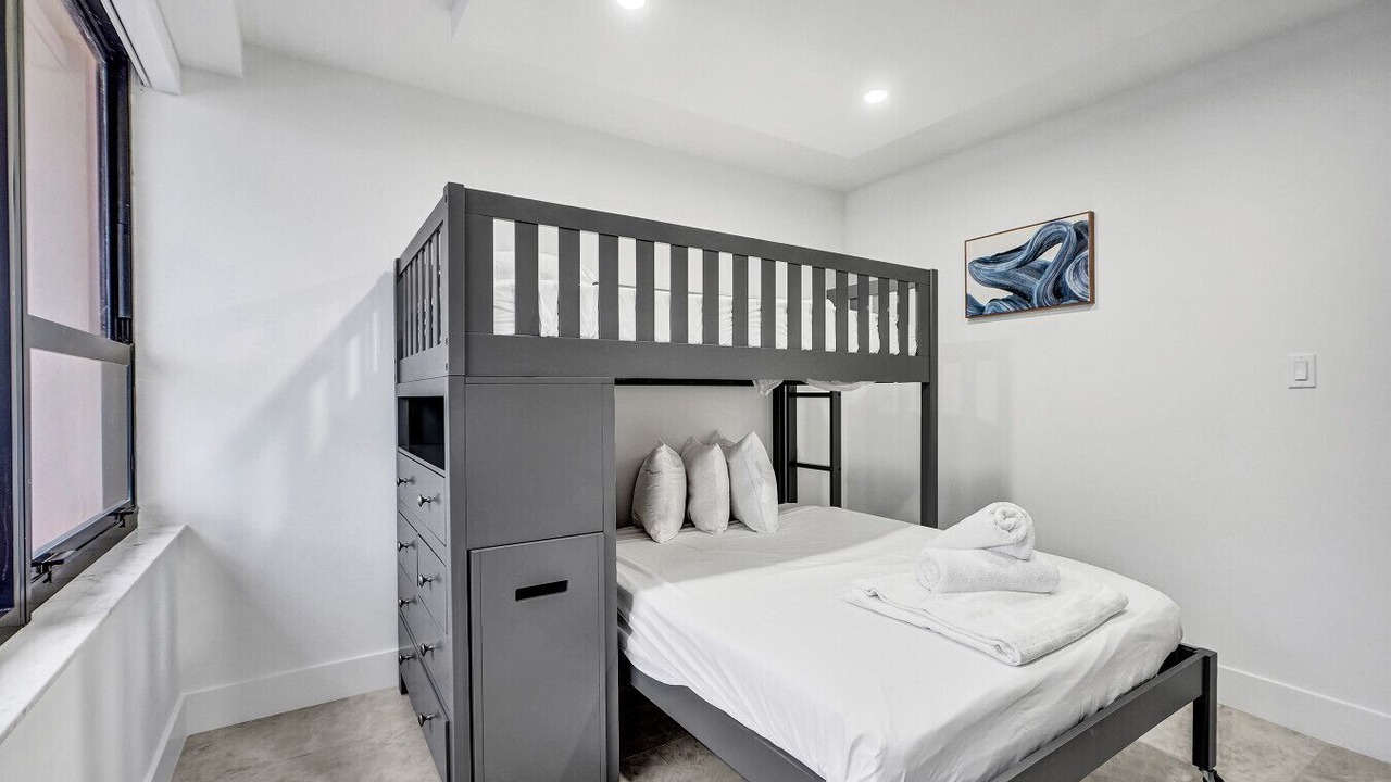 Photo of Bedroom in Mid Beach