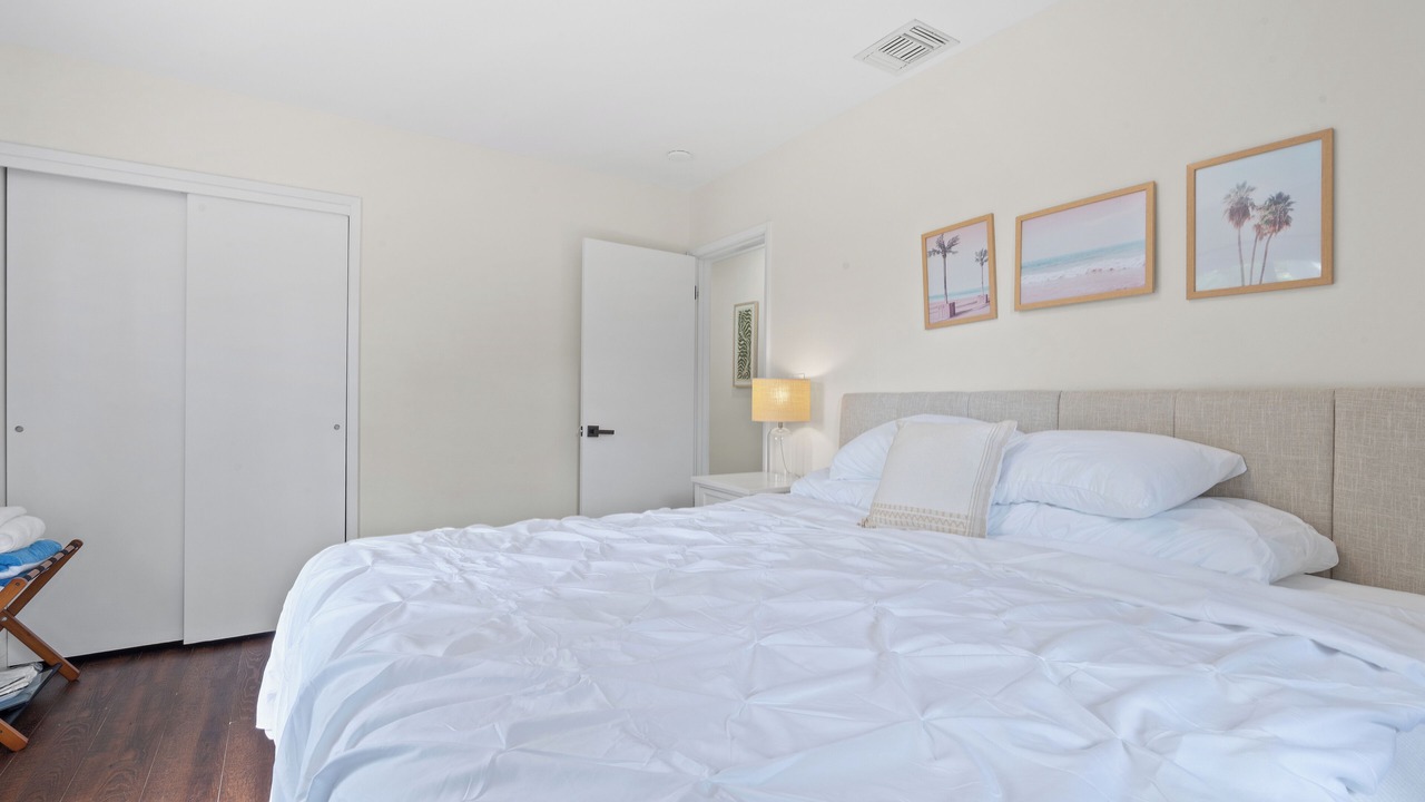 Photo of Bedroom in Oakland Park