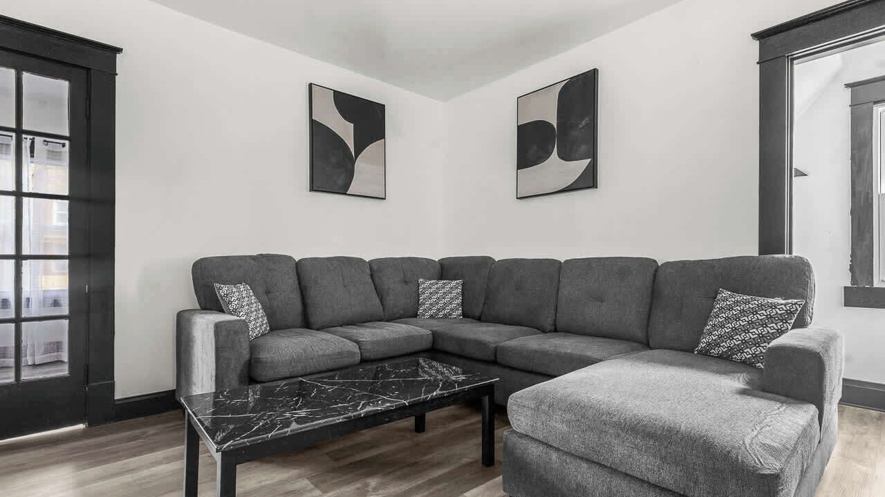 Photo of Livingroom in Downtown Niagara Falls