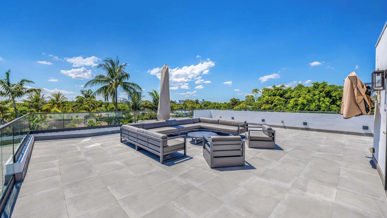 Photo of Patio Balcony in Harbour Inlet