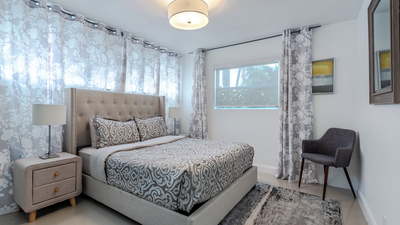 Photo of Bedroom in Hollywood Lakes