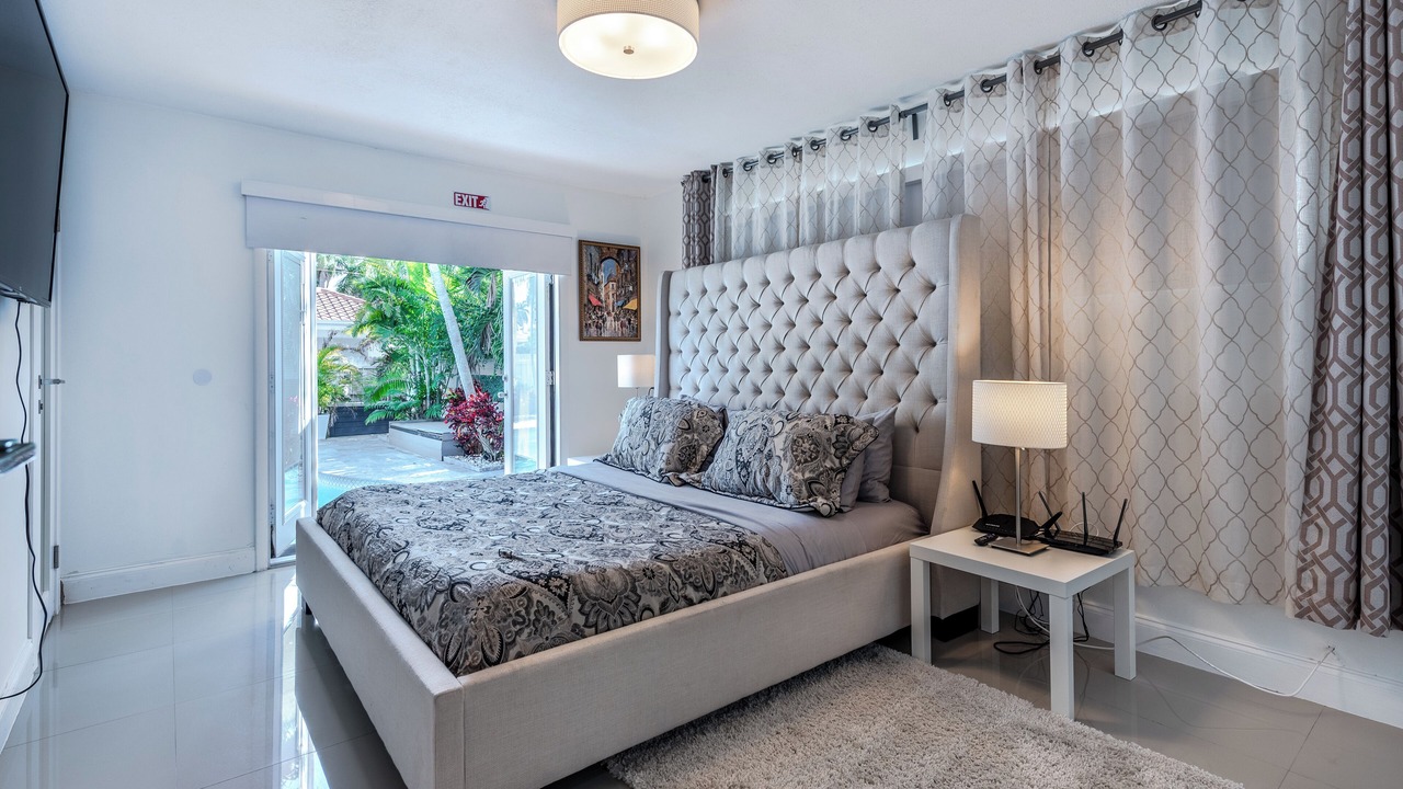 Photo of Bedroom in Hollywood Lakes