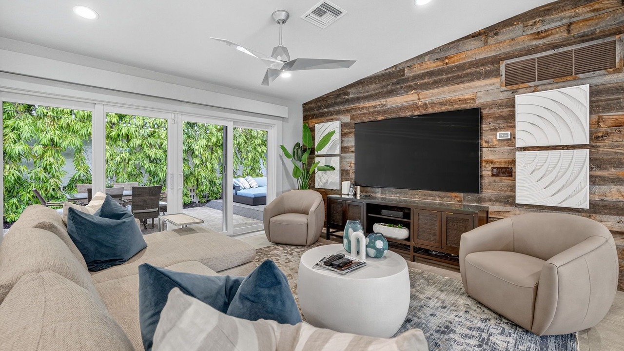 Photo of Livingroom in Harbour Inlet