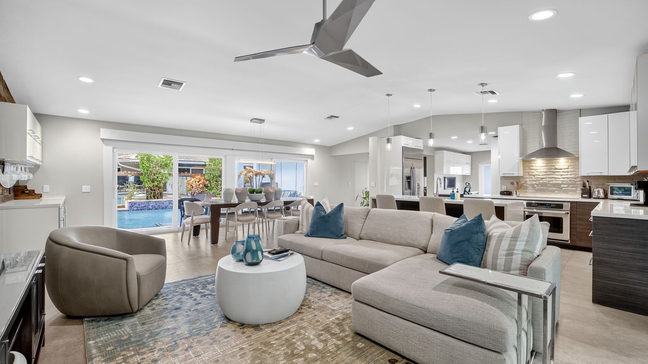 Photo of Livingroom in Harbour Inlet
