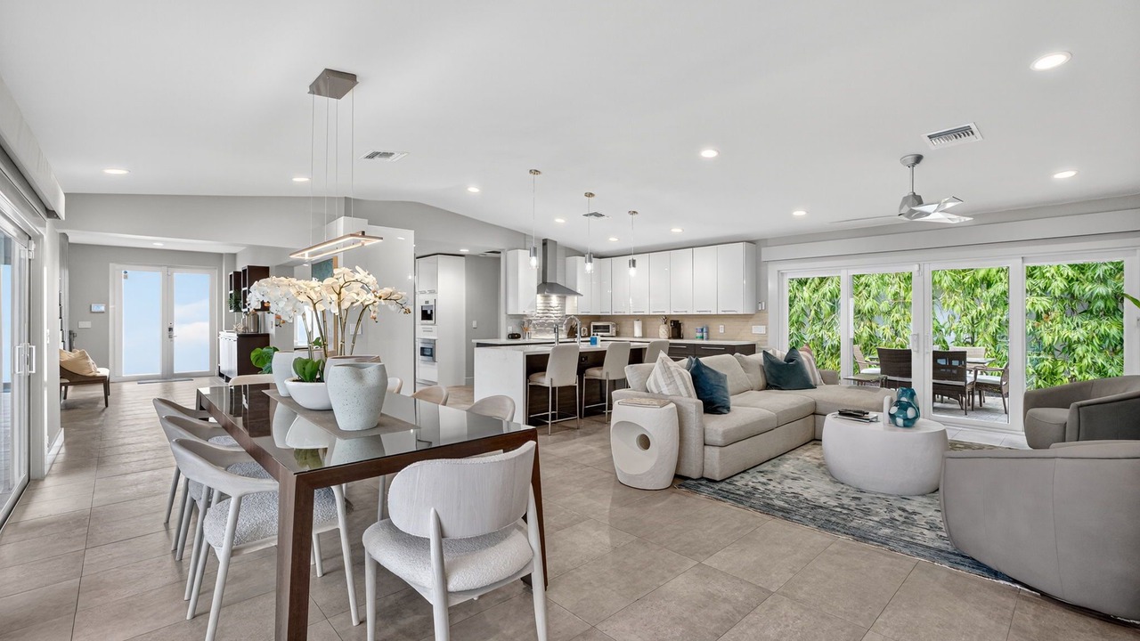 Photo of Livingroom in Harbour Inlet