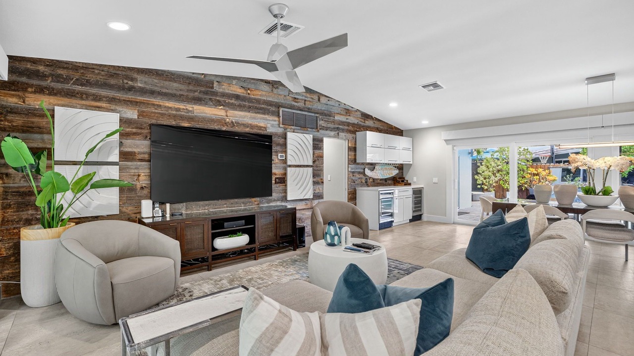 Photo of Livingroom in Harbour Inlet