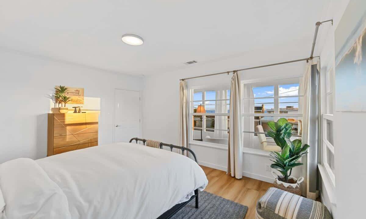 Photo of Bedroom in Eastern Malibu