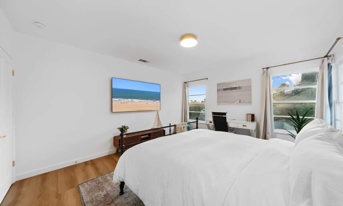 Photo of Bedroom in Eastern Malibu