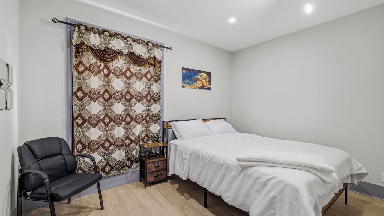 Photo of Bedroom in Downtown Niagara Falls