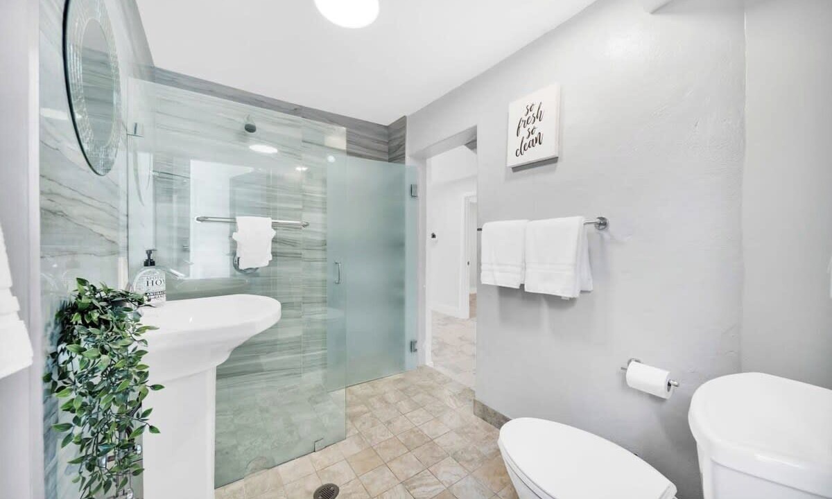 Photo of Bathroom in Golden Glades