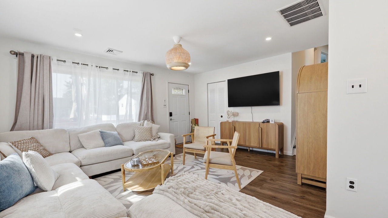 Photo of Livingroom in Town Bank