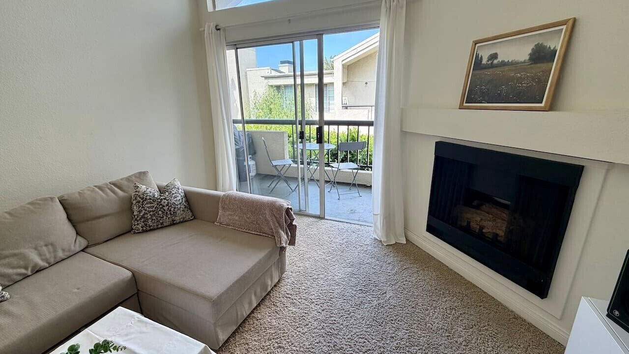 Photo of Livingroom in Warner Center