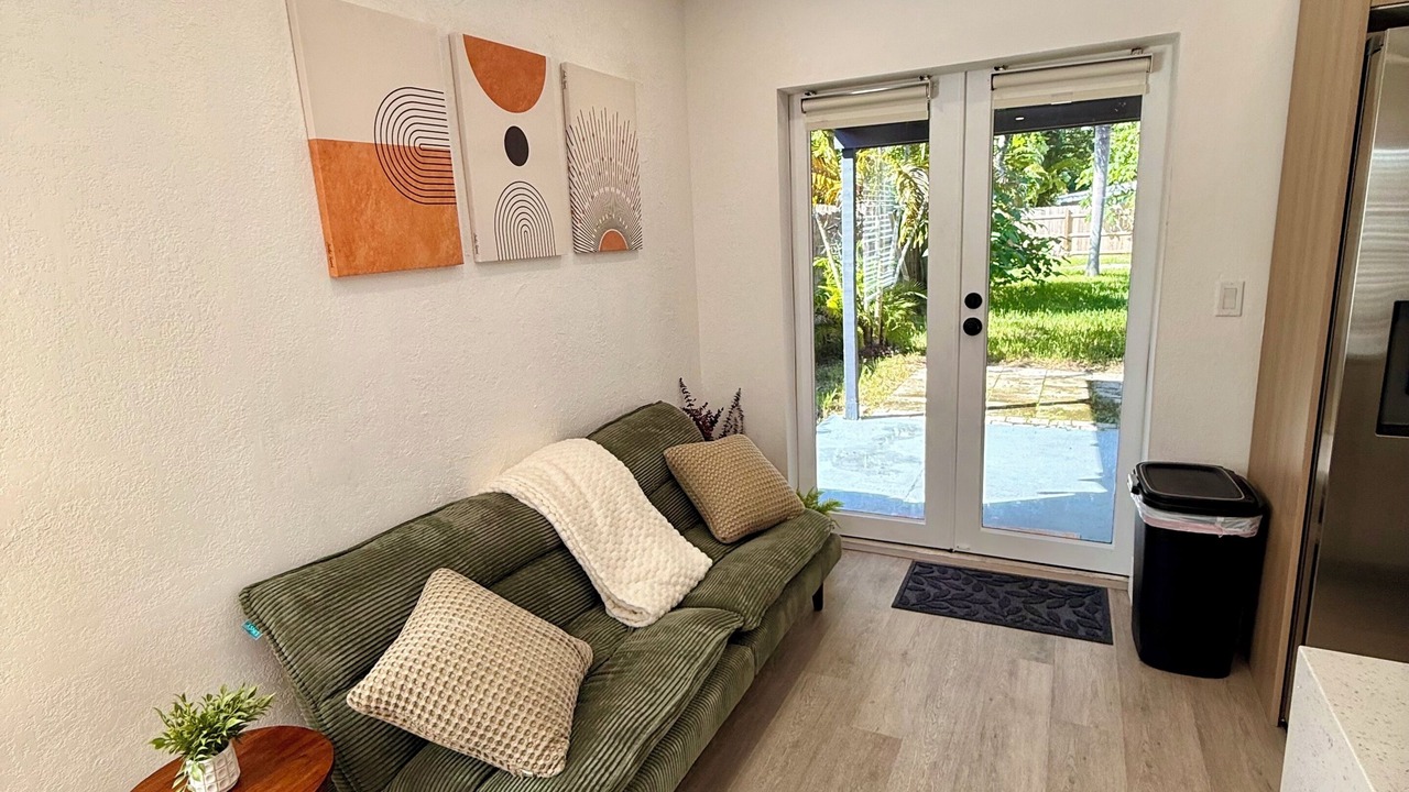 Photo of Livingroom in Central Oakland Park